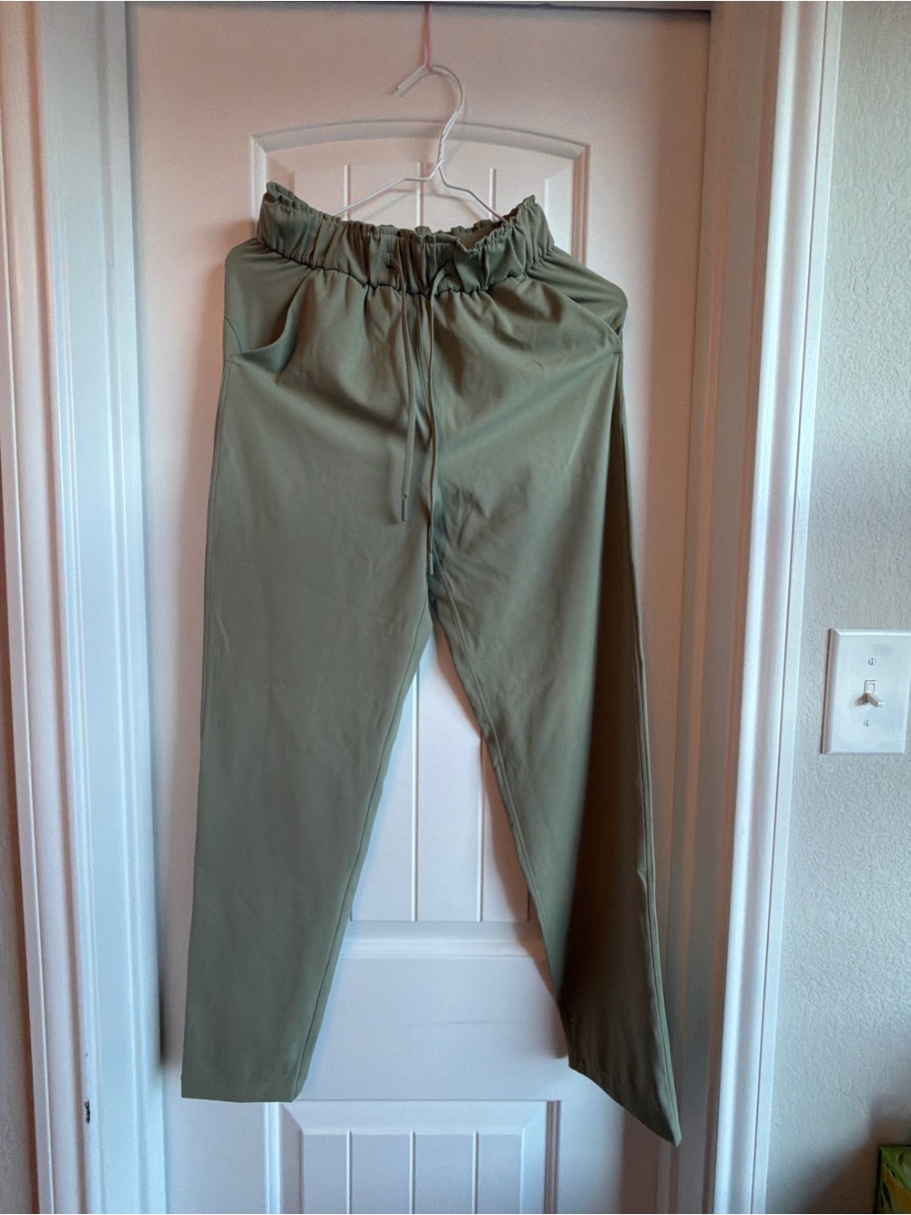 Lululemon women’s Olive Drawstring Jogger Pants